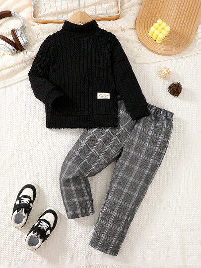SHEIN Vintaside Kids Conjunto de 2 peças de roupa casual para menino, incluindo suéter preto de malha canelada e calça xadrez, combinado com tênis branco, fofo e estiloso! A blusa preta clássica adiciona profundidade e vitalidade. Combinada com a moderna calça xadrez cinza, o visual geral é casual, porém refinado. Com tênis branco, crie facilmente um visual animado e cheio de energia para a criança exibir sua personalidade única e feliz!