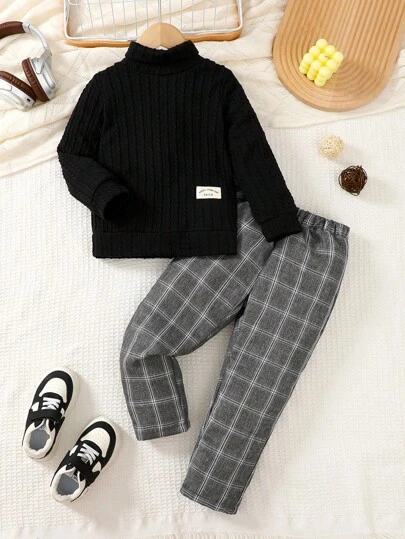 SHEIN 两件套小男孩休闲装，包含黑色罗纹针织毛衣和格子裤，搭配白色运动鞋，可爱又时尚！经典黑色上衣增添了深度和活力。搭配时尚的灰色格子裤，整体造型休闲又不失精致。搭配白色运动鞋，轻松打造活泼活力的造型，让孩子在快乐中展现独特的个性！