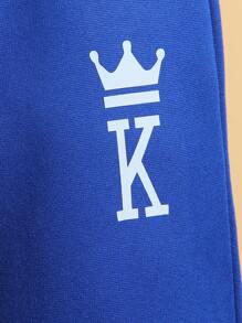SHEIN Bộ trang phục thường ngày 2 món cho bé trai: Áo len xanh có tay áo trắng và họa tiết vương miện chữ K, kết hợp với quần nỉ in họa tiết phù hợp, lót nhiệt, cổ áo/tay áo/viền áo có gân, eo chun, thích hợp mặc vào mùa thu/đông, trang phục thường ngày, thể thao, đi học, du lịch - Màu xanh lam - Xem 6