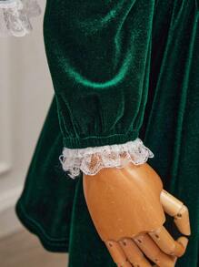 SHEIN Baby Girl Mother-Daughter Dresses, Vintage Elegant Velvet Lace Patchwork Sweetheart Neck Long Sleeve A-Line Smock Dress, Balloon Sleeve Ruffle Hem Party Dress For Holiday, For Christmas