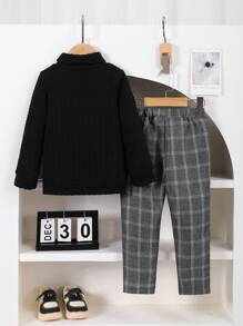 SHEIN 两件套小男孩休闲装，包含黑色罗纹针织毛衣和格子裤，搭配白色运动鞋，可爱又时尚！经典黑色上衣增添了深度和活力。搭配时尚的灰色格子裤，整体造型休闲又不失精致。搭配白色运动鞋，轻松打造活泼活力的造型，让孩子在快乐中展现独特的个性！ - 黑色 - 查看 2