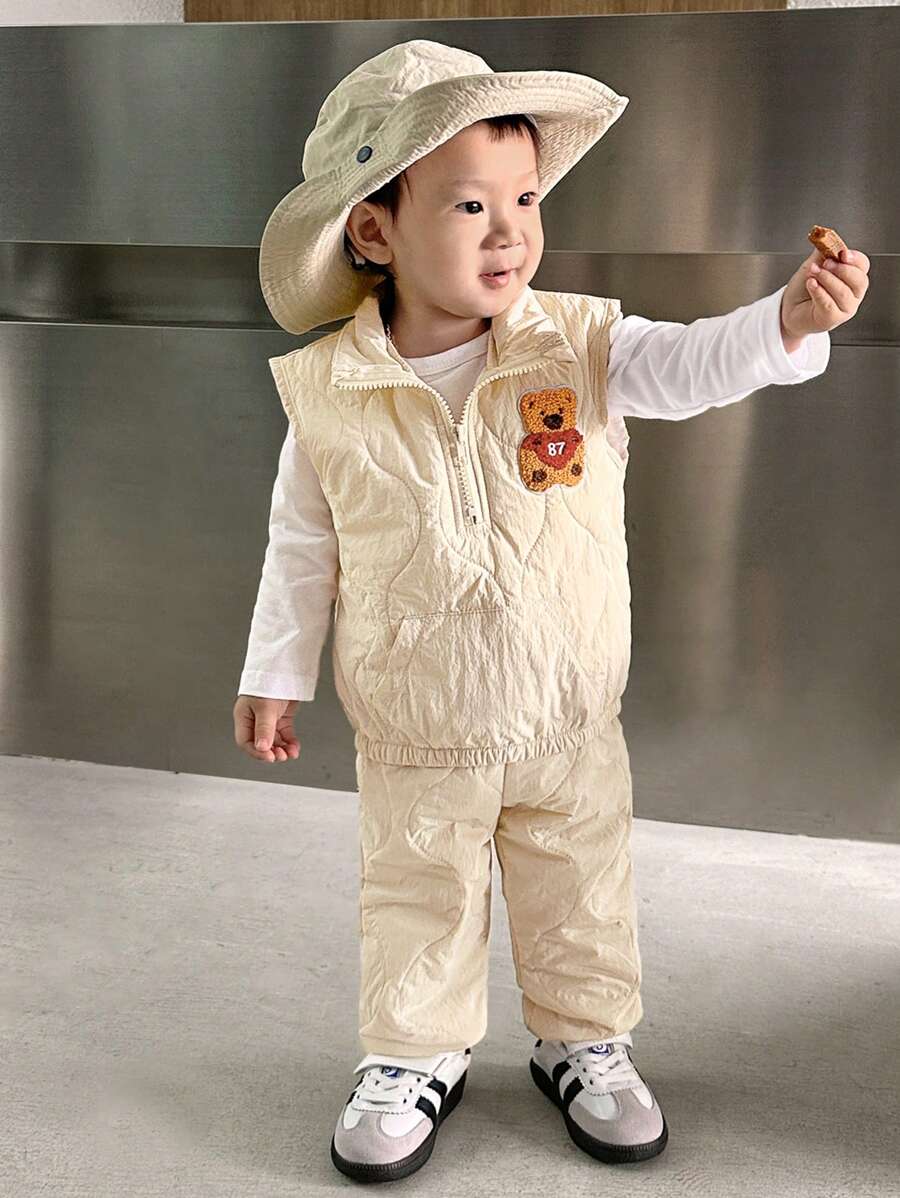SHEIN 男婴 2 件套休闲可爱熊刺绣绗缝立领拉链口袋背心和裤子套装，适合秋冬日常穿着 - 杏色 - 查看 1