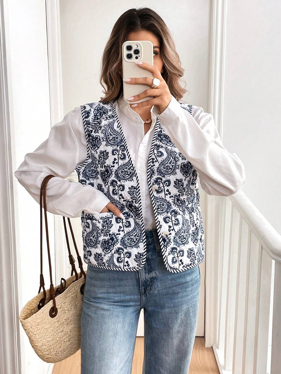 SHEIN Frenchy 女士纽扣前全印花夹克，冬季女士全印花口袋无袖棉服外套，冬季女装保暖冬季女士外套冬季服装感恩节、圣诞节外套 - 藍白色 - 查看 1