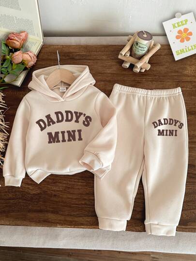SHEIN Baby Mädchen Lässiger minimalistischer "DADDY'S MINI" Buchstaben-Muster Khaki Strick weicher, bequemer Kapuzen-Loose-Fit Langarm-Sweatshirt und Hose Set, geeignet für Herbst/Winter