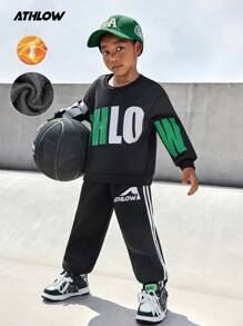 SHEIN Winter fleece trainingspak voor jonge jongens, ronde hals, grafische print hoodie en elastische zoom trainingsbroek, voetbal/basketbal set