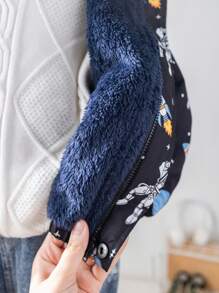1 pieza Chaqueta con capucha acolchada, cálida y gruesa con forro de felpa, de estilo colegial cómodo y de moda simple y práctica, con estampado completo, para niños pequeños, adecuada para el uso diario, la escuela, los viajes, los deportes en otoño e invierno