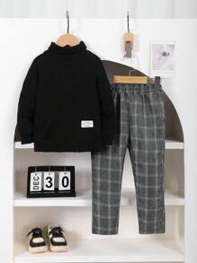 SHEIN 两件套小男孩休闲装，包含黑色罗纹针织毛衣和格子裤，搭配白色运动鞋，可爱又时尚！经典黑色上衣增添了深度和活力。搭配时尚的灰色格子裤，整体造型休闲又不失精致。搭配白色运动鞋，轻松打造活泼活力的造型，让孩子在快乐中展现独特的个性！ - 黑色 - 查看 3