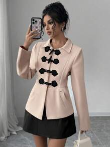 Chiquease Áo khoác nữ màu trơn ve áo cài nút sừng eo, mùa thu/đông - Màu be - Xem 1