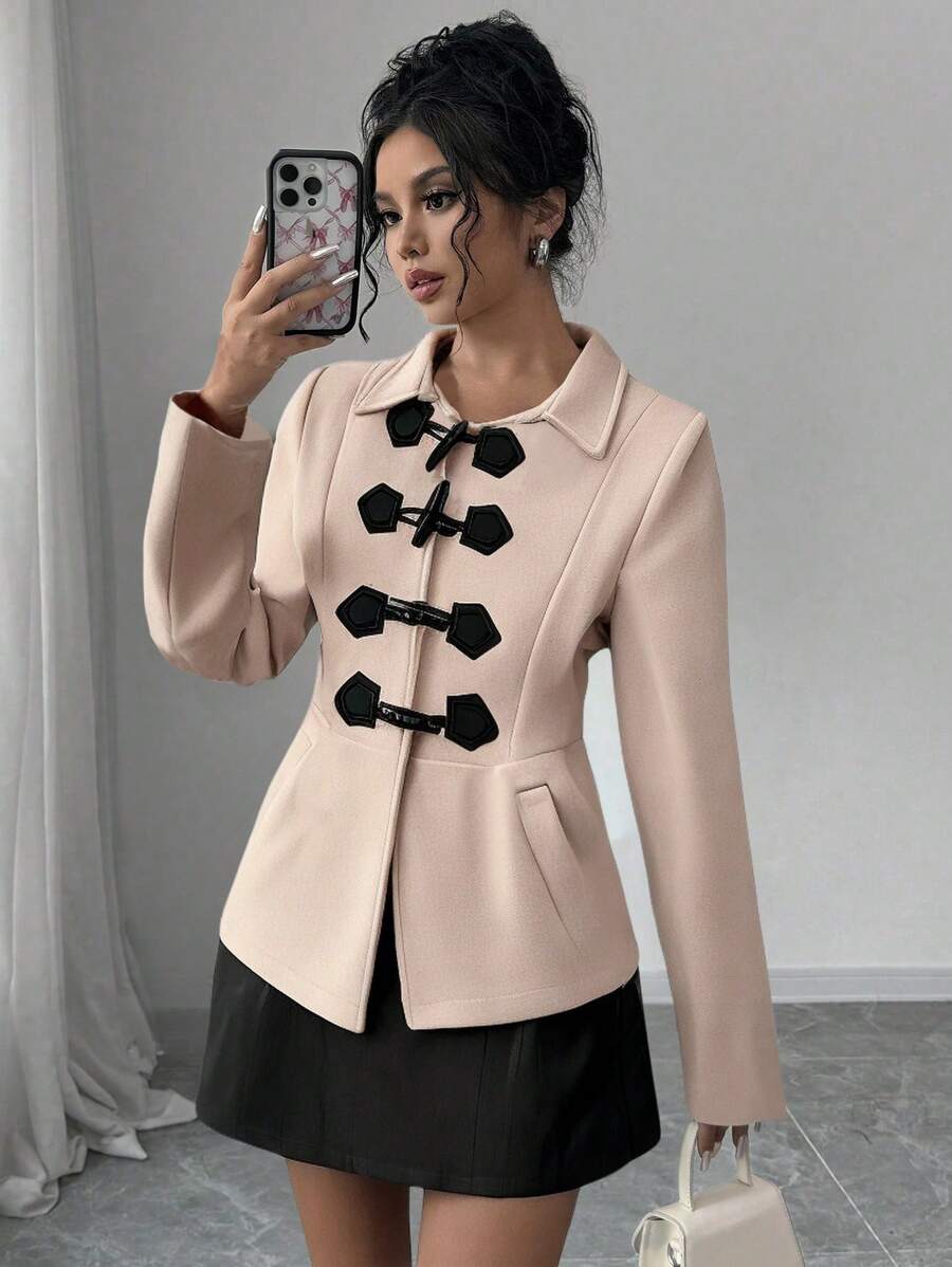 Chiquease Áo khoác nữ màu trơn ve áo cài nút sừng eo, mùa thu/đông - Màu be - Xem 1