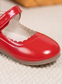 女童可爱扇贝形绑带玛丽珍芭蕾平底鞋，纯色