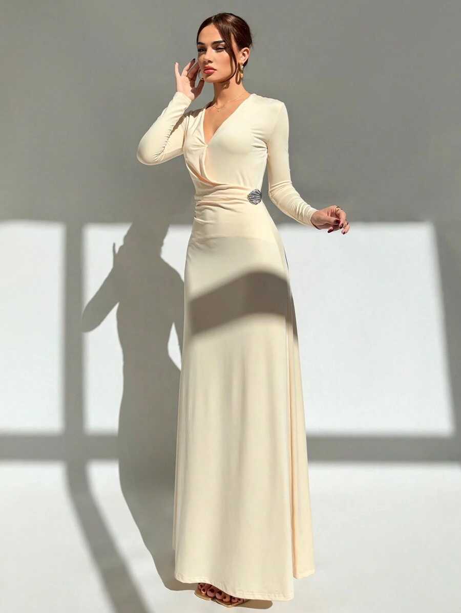 Aloruh Abito aderente in stile pesce con scollo profondo a V e arricciature laterali, con decorazione metallica