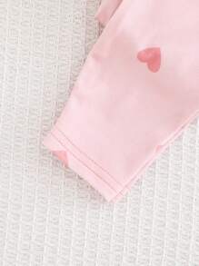SHEIN LMoss Kids LMoss 女婴可爱百搭字母图案长袖运动衫配松紧腰心形印花裤套装，秋冬 - 彩色 - 查看 6