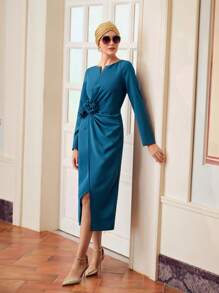 ZEYLAH VESTIDO MIDI CON CUELLO PICADO, FLORES ESTÉREO, CINTURA FRUNCIDA Y BAJO HENDIDO