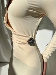 Aloruh Abito aderente in stile pesce con scollo profondo a V e arricciature laterali, con decorazione metallica