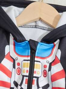 SHEIN The Baby Boy's Astronaut Positioning Print Hooded Jacket Combines The Classic Hooded Design With The Childlike Astronaut Print, Specially Designed For Babies Who Love To Explore. Whether It Is For Outdoor Outings Or Daily Wear, It Can Provide Your Baby With A Dual Experience Of Fashion And Comfort.
