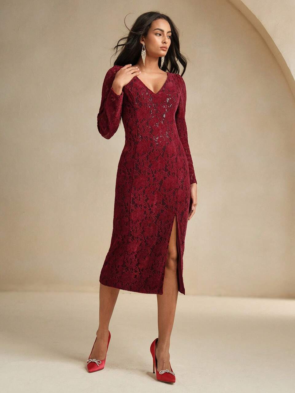 Vestido ajustado, elegante y con abertura alta, con cuello en V, encaje y decorado con lentejuelas para Navidad
