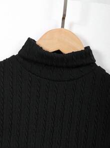 SHEIN 两件套小男孩休闲装，包含黑色罗纹针织毛衣和格子裤，搭配白色运动鞋，可爱又时尚！经典黑色上衣增添了深度和活力。搭配时尚的灰色格子裤，整体造型休闲又不失精致。搭配白色运动鞋，轻松打造活泼活力的造型，让孩子在快乐中展现独特的个性！ - 黑色 - 查看 4