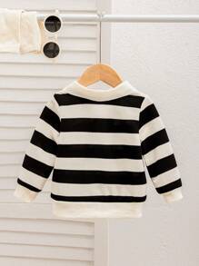 SHEIN Playful Pals 男宝宝POLO领黑白宽条纹上衣，经典时尚的条纹设计和舒适的面料给宝宝提供了极佳的穿着体验，POLO领的设计增添了一丝优雅感，也非常适合日常穿着。