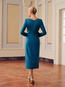 ZEYLAH VESTIDO MIDI CON CUELLO PICADO, FLORES ESTÉREO, CINTURA FRUNCIDA Y BAJO HENDIDO