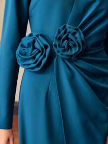 ZEYLAH VESTIDO MIDI CON CUELLO PICADO, FLORES ESTÉREO, CINTURA FRUNCIDA Y BAJO HENDIDO