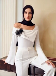 ZEYLAH Top ajusté avec col asymétrique rabattu, détail d'appliqués en maille et manches évasées - Blanc - Voir 9