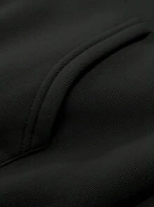 Manfinity EMRG 男式休闲街头服饰图形字母和肖像印花袋鼠口袋抽绳连帽衫和运动裤套装 - 黑色 - 查看 5