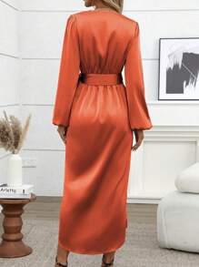 SHEIN Clasi Robe longue à manches longues à encolure en V en satin unicolore brillant, élégante pour soirée. Avec drapé devant, manches bouffantes et poignets boutonnés, taille nouée, ourlet asymétrique. Idéale pour le quotidien et les grandes occasions.