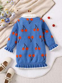 SHEIN Vestido de punto de jacquard con estampado de cerezas, cuello con volantes y recorte a color para niñas, apropiado para salidas y uso escolar. El diseño único está lleno de romanticismo y infantil, con un cuello Peter Pan y diseño de solapa.