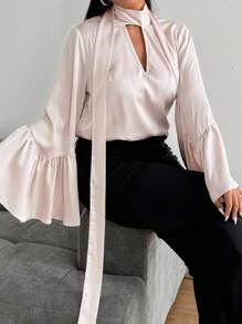 SHEIN Unity 大码女式领带领镂空喇叭袖罩衫优雅缎面上衣 - 米色 - 查看 3
