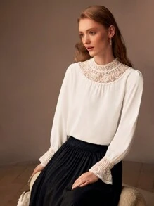 MOTF PREMIUM BLUSA CON CUELLO ALTO SIMULADO, INSERTO DE MALLA BORDADA Y MANGAS ACAMPANADAS - Blanco - Ver 4