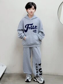 SHEIN Conjunto de 2 piezas estilo coreano informal para niño preadolescente: sudadera suelta con gráfico de letras de unicolor y pantalones con cintura elástica, adecuado para otoño, primavera e invierno, para juegos al aire libre, escuela, fotografía callejera, fiesta y ocio en casa, muy buen valor - Gris - Ver 1