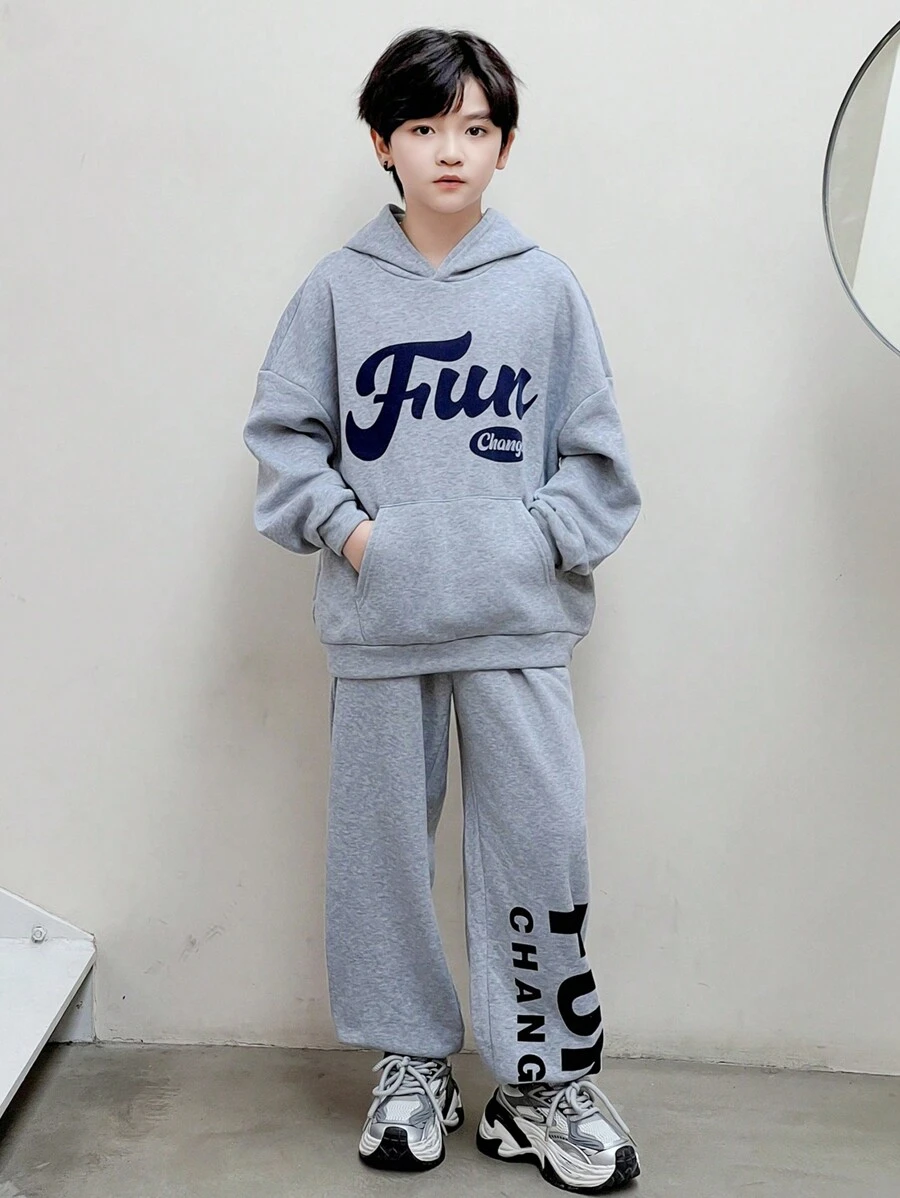 SHEIN Conjunto de 2 piezas estilo coreano informal para niño preadolescente: sudadera suelta con gráfico de letras de unicolor y pantalones con cintura elástica, adecuado para otoño, primavera e invierno, para juegos al aire libre, escuela, fotografía callejera, fiesta y ocio en casa, muy buen valor - Gris - Ver 1