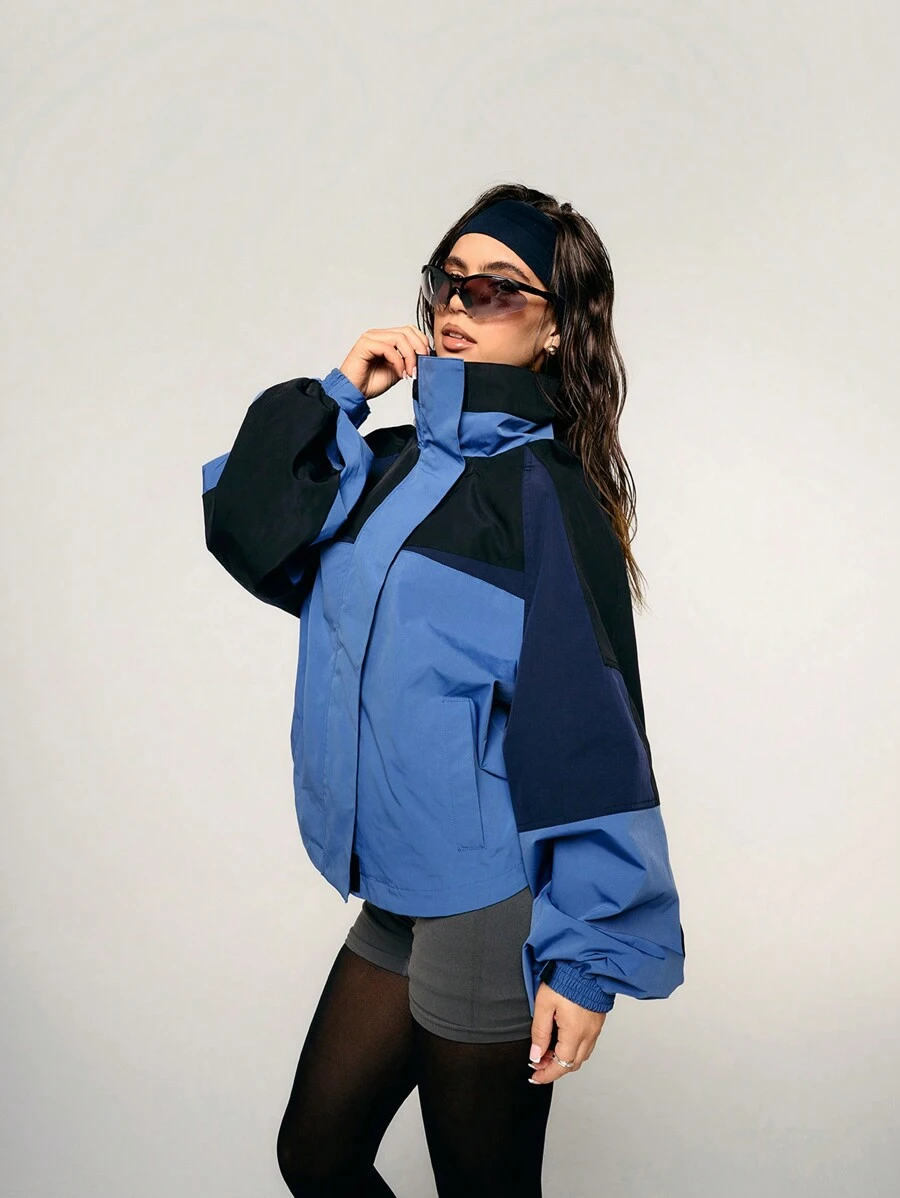 Athîral Chaqueta casual de mujer con bloqueo de color y parche, cuello alto para el otoño - Azul lavado medio - Ver 1