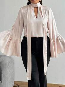 SHEIN Unity 大码女式领带领镂空喇叭袖罩衫优雅缎面上衣 - 米色 - 查看 6