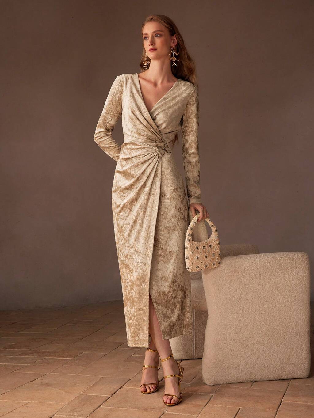 Vestido cruzado con cuello de aro en D, drapeado y estampado de piel de serpiente