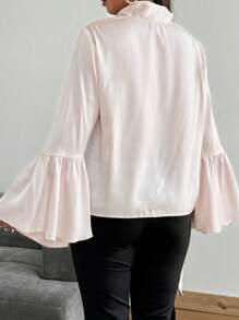 SHEIN Unity 大码女式领带领镂空喇叭袖罩衫优雅缎面上衣 - 米色 - 查看 2