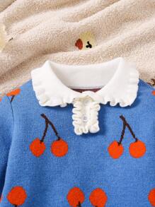 SHEIN Vestido de punto de jacquard con estampado de cerezas, cuello con volantes y recorte a color para niñas, apropiado para salidas y uso escolar. El diseño único está lleno de romanticismo y infantil, con un cuello Peter Pan y diseño de solapa.