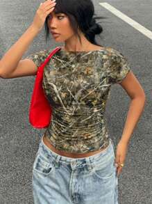 SHEIN EZwear Camiseta ajustada para mujer con estampado de ramas de camuflaje retro casual, adecuada para el verano