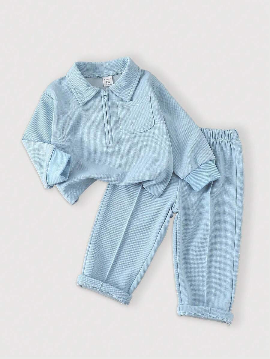 SHEIN Playful Pals Bộ thời trang cho bé trai mùa xuân/thu, màu sắc ấm áp được lựa chọn cẩn thận, thể hiện phong cách thanh lịch đơn giản. Ấm áp và thoải mái, phù hợp với mùa hơi lạnh. Áo dài tay cổ khóa kéo nửa màu trơn, thiết kế chui đầu dễ mặc; kết hợp với quần dài không cạp chun màu trơn, tổng thể đồng bộ. Cho dù đi dạo, mặc ở nhà thường ngày, tập thể dục nhẹ nhàng hay tụ họp gia đình ấm cúng, bộ đồ này sẽ giúp bé toát lên vẻ ngây thơ và sức sống như trẻ thơ, trở thành tâm điểm chú ý. - Màu xanh lam - Xem 1