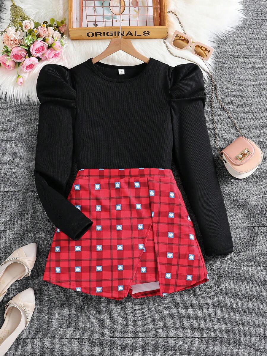 2 件套青少年女孩圣诞装，包括插肩袖圆领长袖 T 恤和心形网格图案开裆短裤