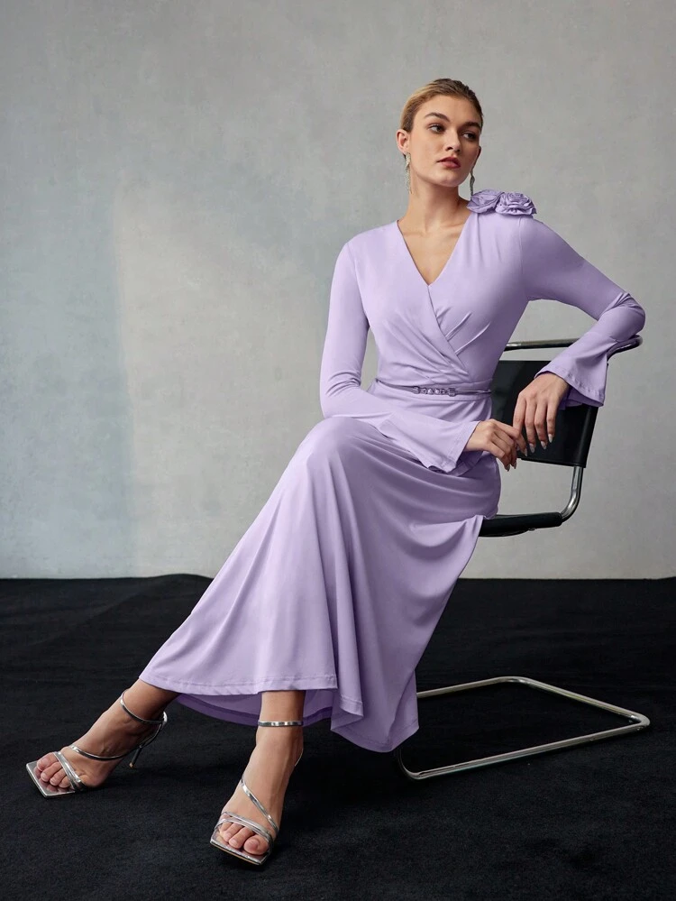 SUKIENKA MIDI Z GŁĘBOKIMI KOŁNIERZAMI I ROZKLOSZOWANYMI RĘKAWAMI W STEREO KWIATOWYM DETALU