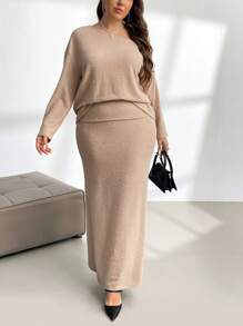 SHEIN Privé Plus-size damesset van 2 stuks: los, fuzzy T-shirt met één schouder en beige fuzzy A-lijn rok, herfst en winter