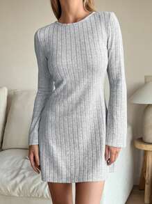 SHEIN Essnce Vestido Longo de Manga Curta Sem Costas para Mulheres, Vestido Curto Casual de Manga Longa e Gola Redonda na Cor Sólida, Vestido de Inverno com Enchimento Quente, Vestido Branco de Ombros Caídos, Vestido de Feriado, Roupa Elegante Feminina, Roupa Casual Feminina