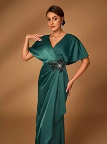 Serin Robe de soirée de luxe élégante et classique pour la mère de la mariée, avec un décolleté en V, des manches à volants, un ourlet asymétrique et une coupe sirène. Couleur vert foncé, avec des applications en perles. Convient pour assister à un mariage, un bal de promo ou une soirée - Vert sapin - Voir 1
