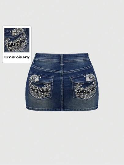 Grunge Punk Minifalda de mezclilla desgastada con estilo Y2K, bordado de cabeza de esqueleto, decoración con cuentas y costuras contrastantes para talla grande (con pantalón corto interior)