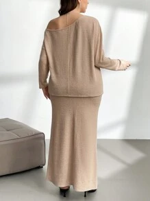 SHEIN Privé Plus-size damesset van 2 stuks: los, fuzzy T-shirt met één schouder en beige fuzzy A-lijn rok, herfst en winter