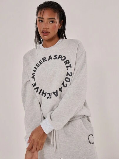 Musera Sport 字母图案超大款运动卫衣，适合板式网球、网球、匹克球等运动。