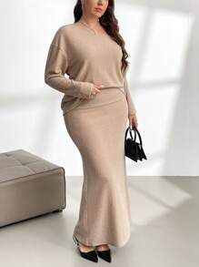 SHEIN Privé Plus-size damesset van 2 stuks: los, fuzzy T-shirt met één schouder en beige fuzzy A-lijn rok, herfst en winter