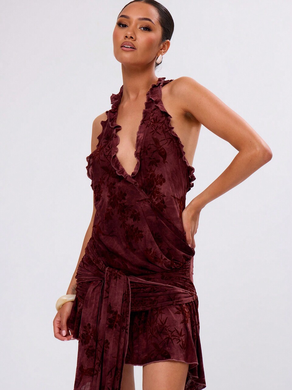 Vestido corto con escote en pico y cuello halter con estampado floral, apto para Ibiza, primavera, vacaciones y festivales de verano con estilo bohemio
