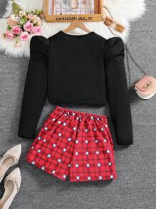 2 件套青少年女孩圣诞装，包括插肩袖圆领长袖 T 恤和心形网格图案开裆短裤
